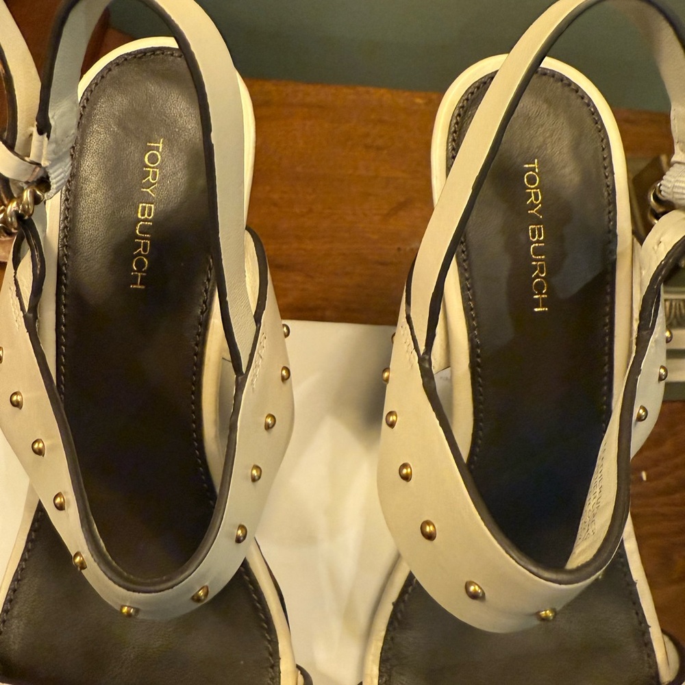 TORY BURCH Vintage Plaque Wedge Sandal New Ivory/Gold Size 6 MSRP $378 - Picture 4 of 10